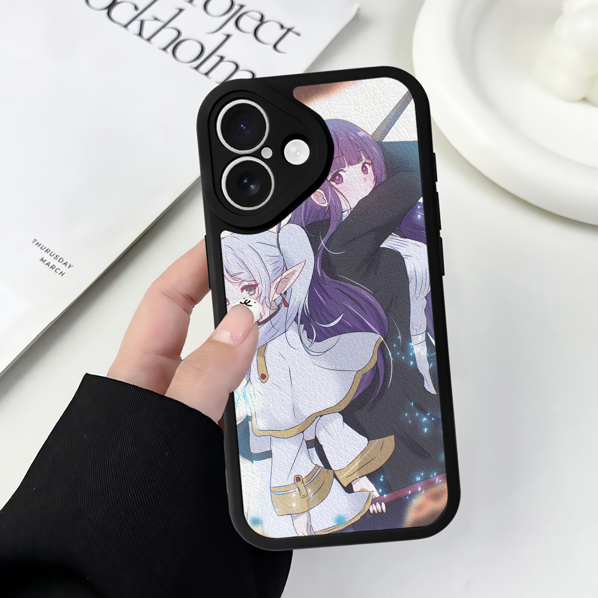（画像用） 葬送のフリーレン Frieren 【iPhone 16シリーズ対応】シリコンスマホケース（レザー調） 材質：シリコン
